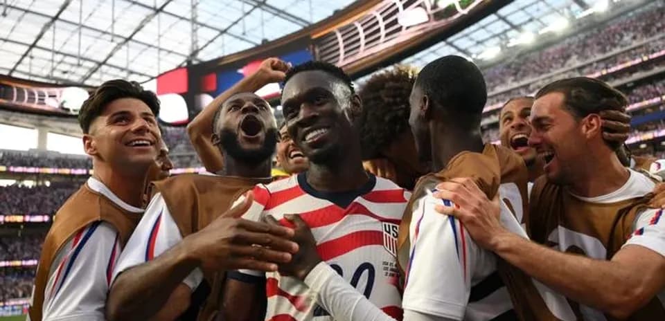 Jugadores de EE. UU. celebrando un gol juntos