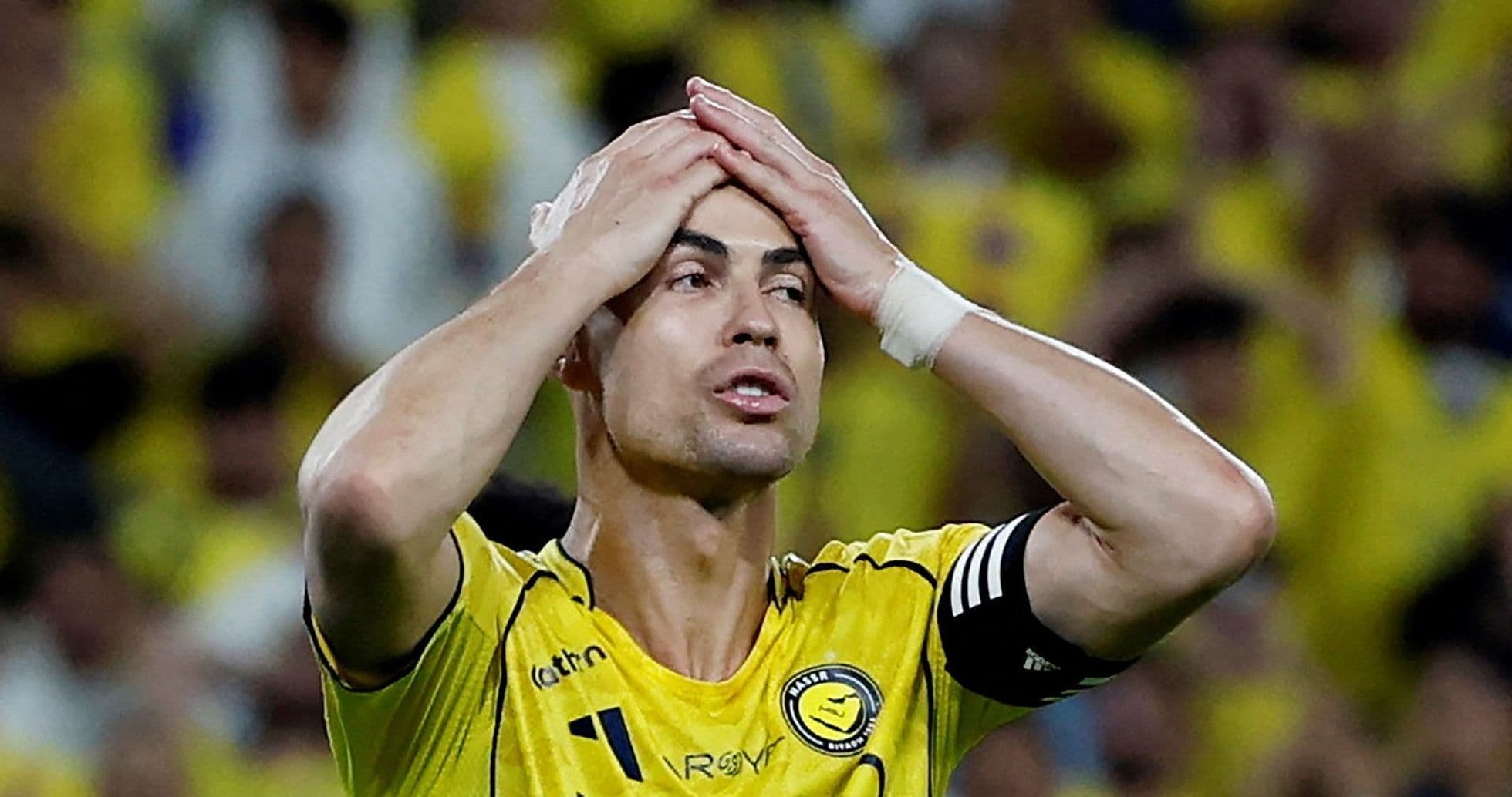 Jugador sosteniendo la cabeza en señal de frustración