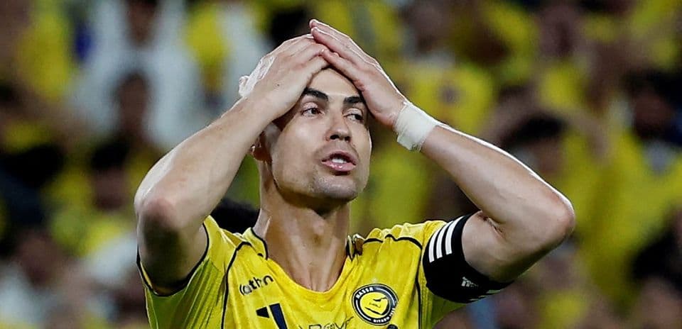 Jugador sosteniendo la cabeza en señal de frustración