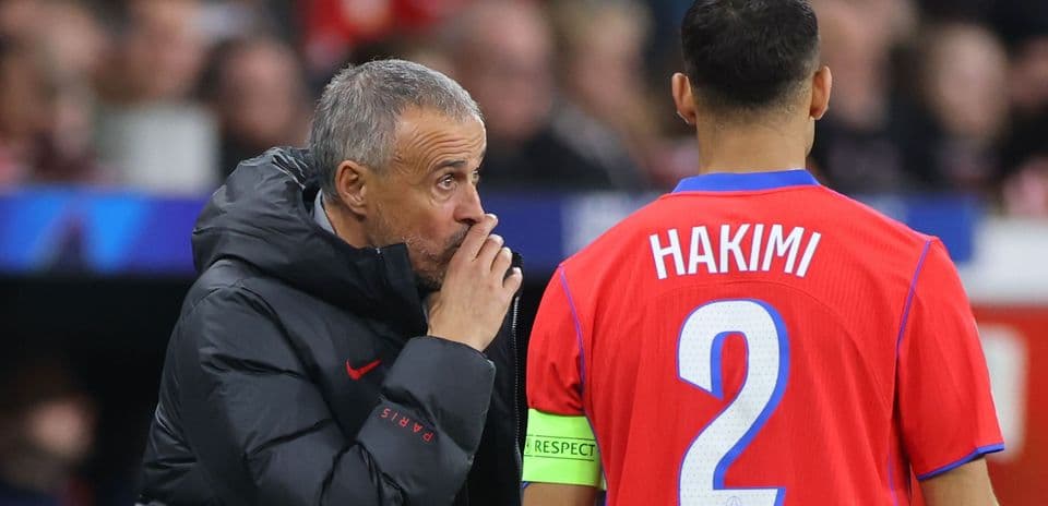 Entrenador hablando con Hakimi en el banquillo