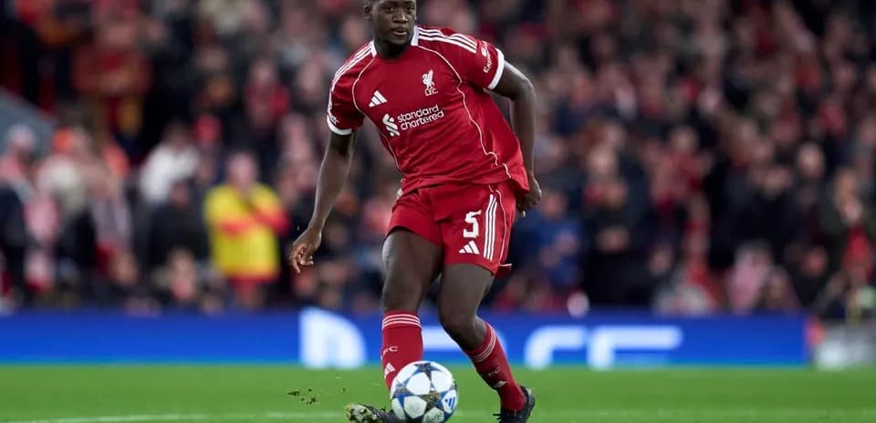 Jugador de Liverpool corriendo con el balón en el campo