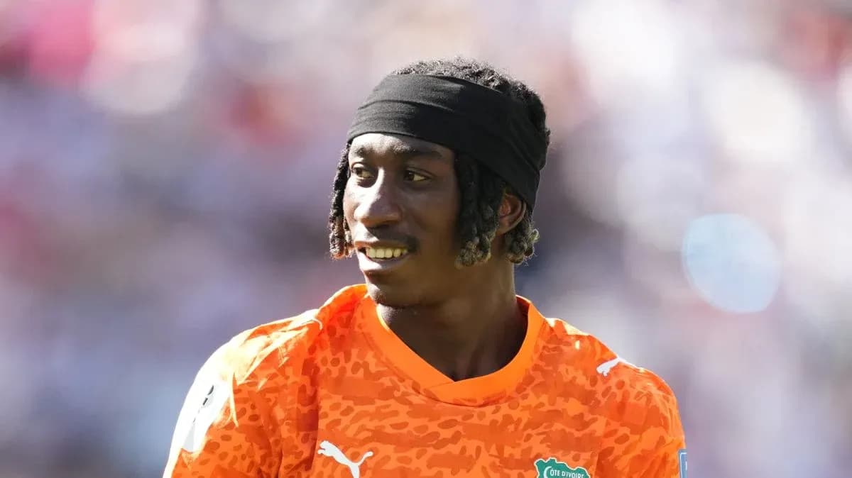 Jugador con camiseta naranja sonriendo durante el partido