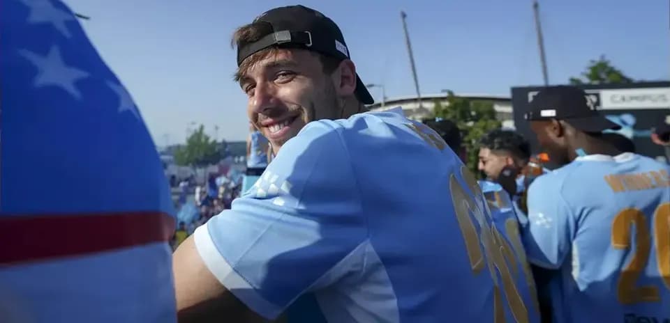 Jugador sonriendo en evento deportivo al aire libre