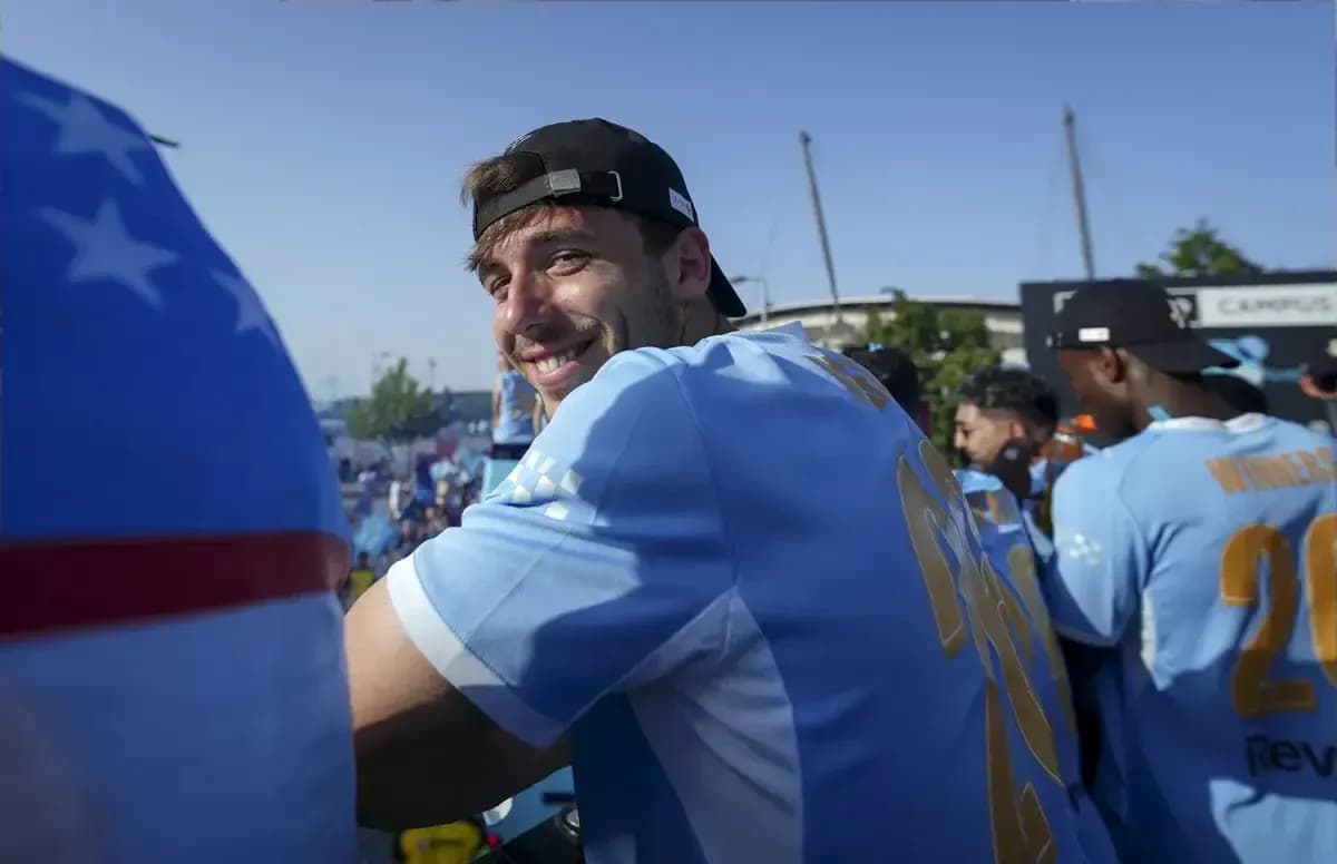 Jugador sonriendo en evento deportivo al aire libre
