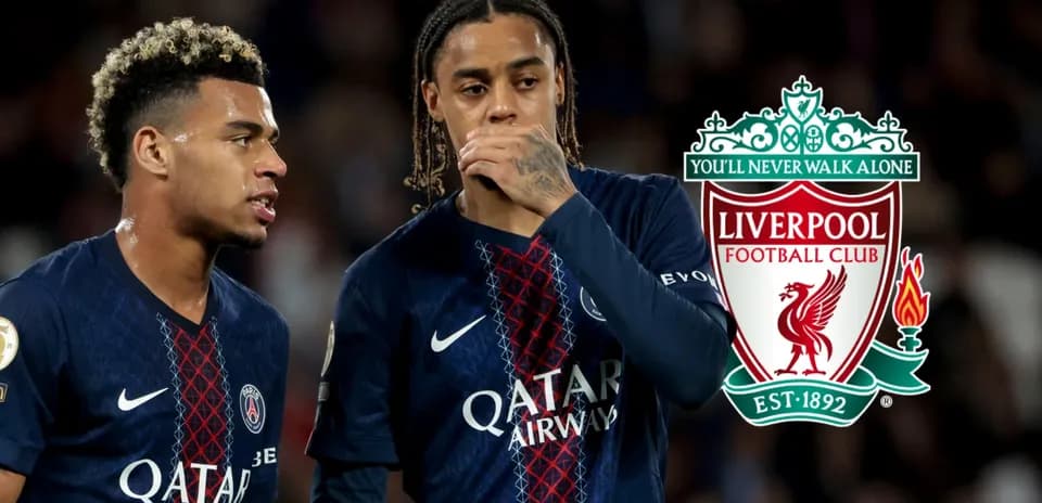 Jugadores de PSG conversando en el campo