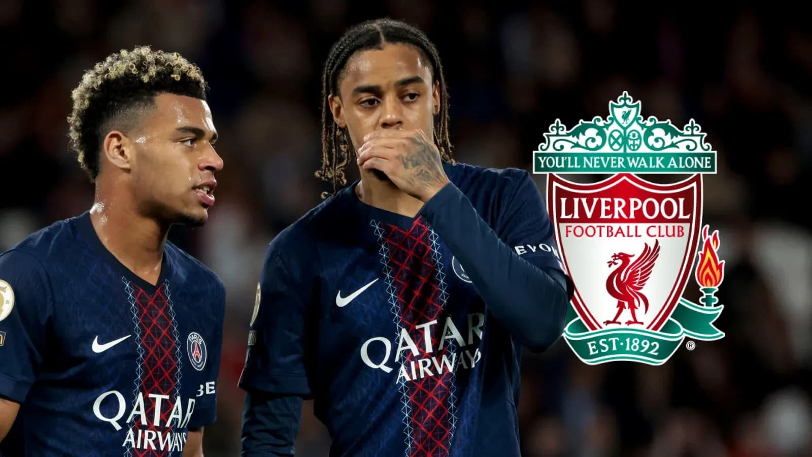 Jugadores de PSG conversando en el campo