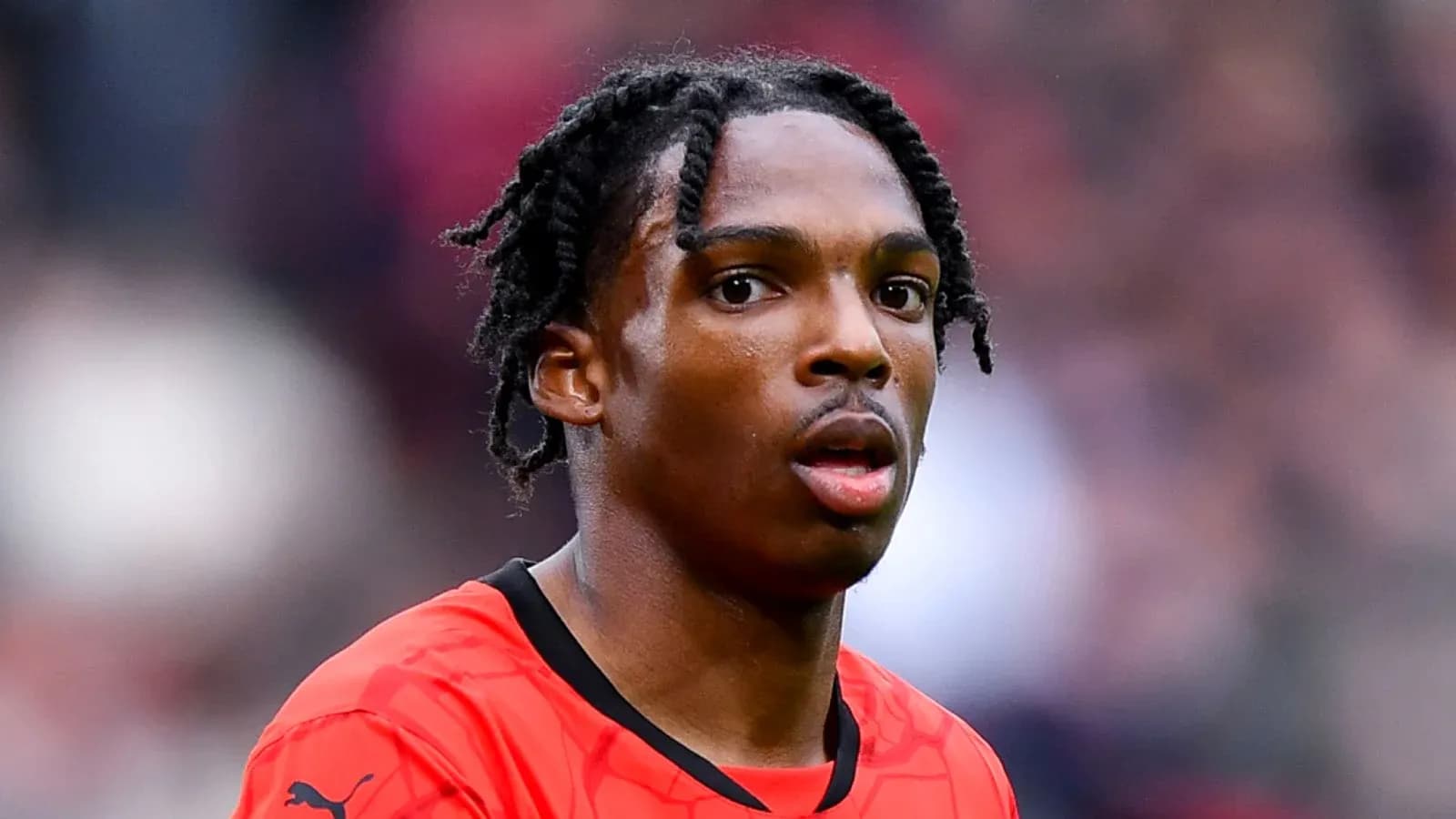 Jugador en uniforme rojo durante un partido de fútbol