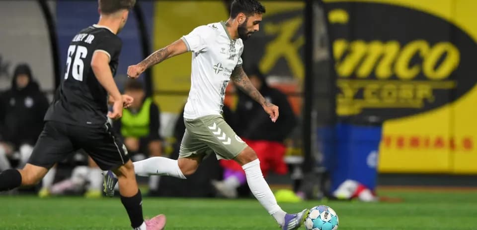 Jugador del NY Cosmos avanzando con el balón