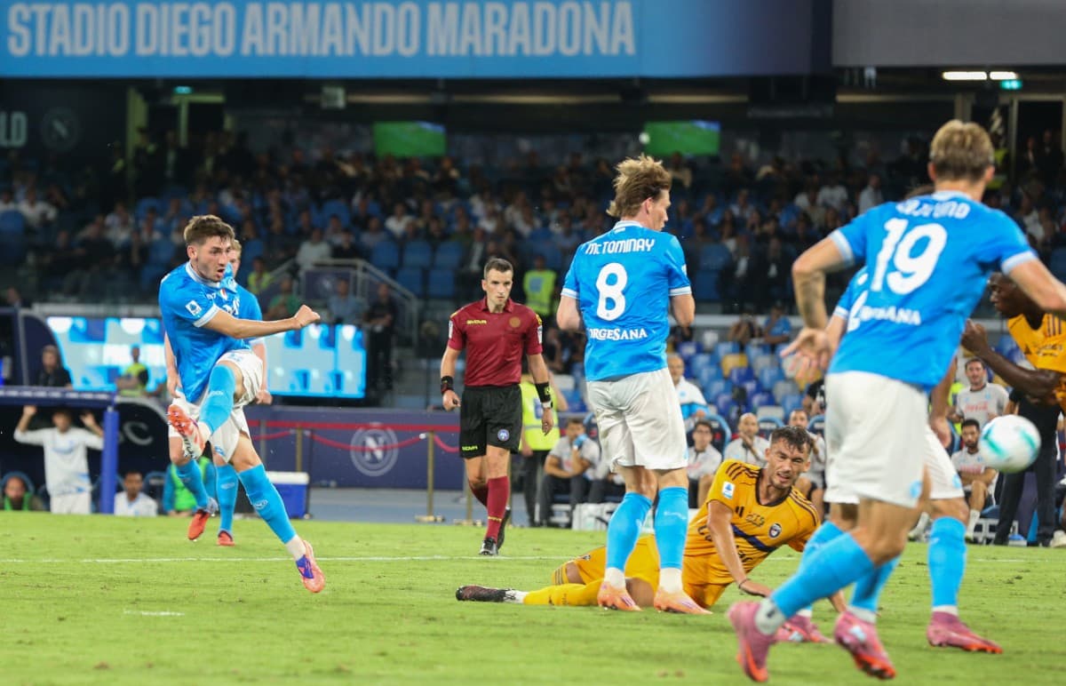 Jugador del Napoli disparando a puerta