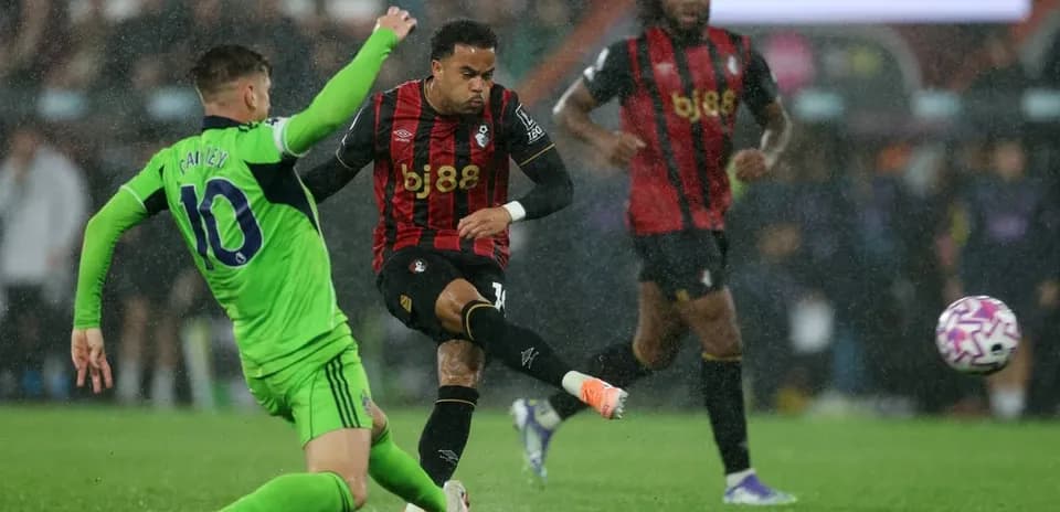 Un jugador de Bournemouth dispara en un partido