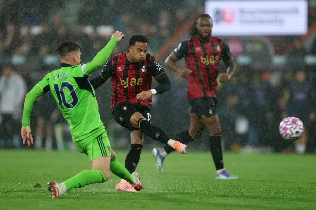 Un jugador de Bournemouth dispara en un partido