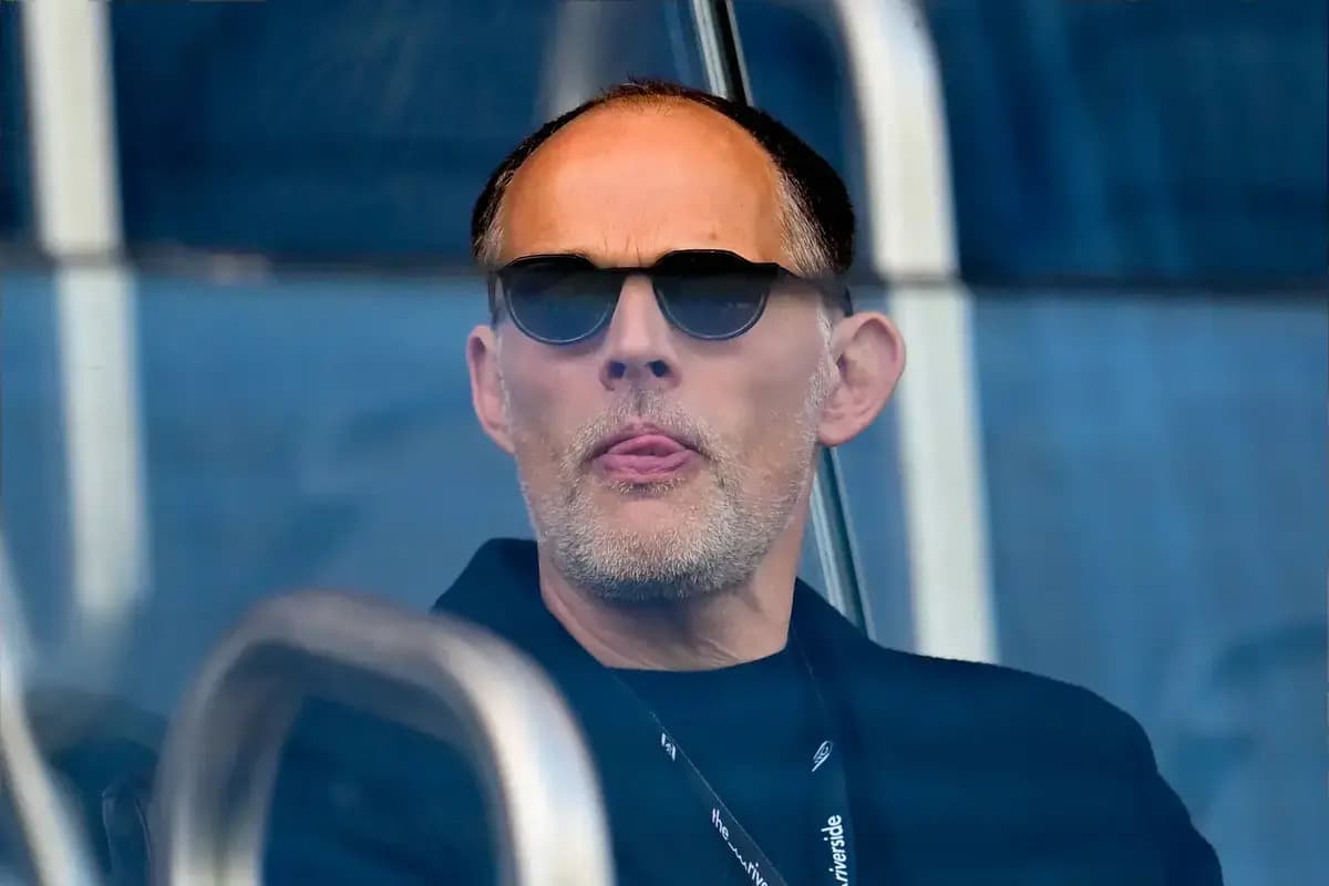 Hombre con gafas de sol observando un evento deportivo