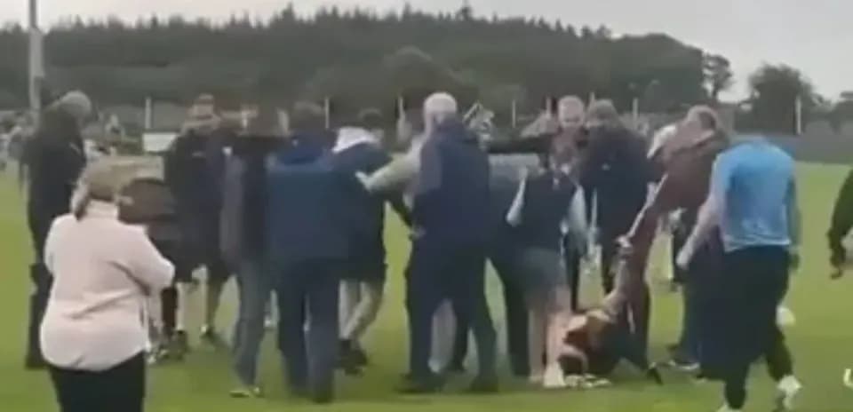 Multitud de personas en el campo tras un incidente