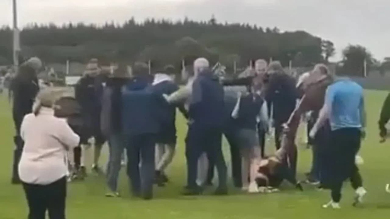 Multitud de personas en el campo tras un incidente