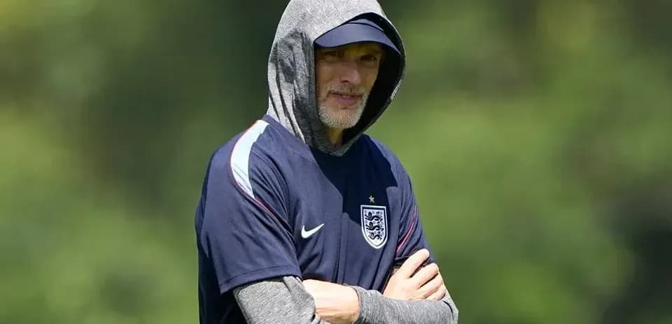 Entrenador con capucha observando el entrenamiento