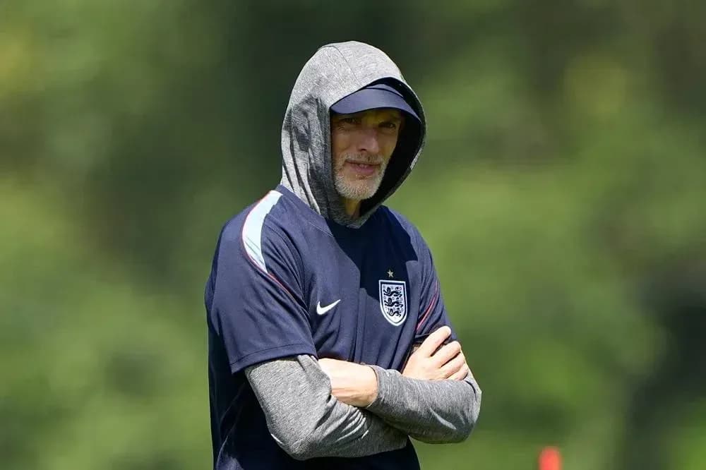 Entrenador con capucha observando el entrenamiento