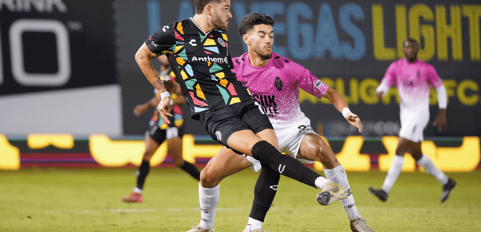 Jugadores en acción durante el partido de fútbol