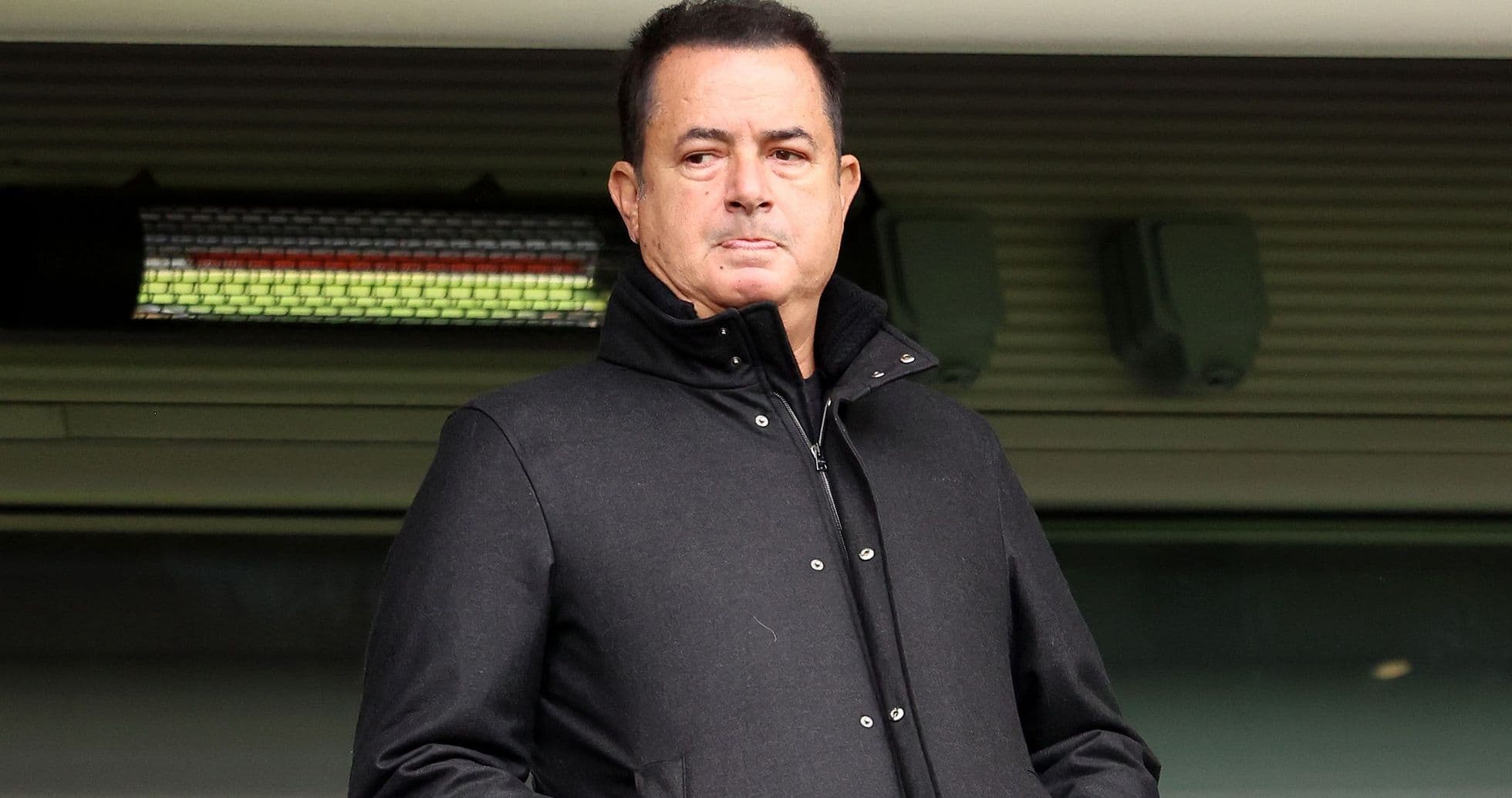Hombre de pie en un palco del estadio