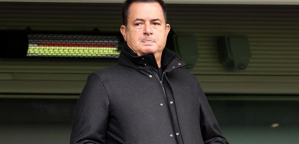 Hombre de pie en un palco del estadio