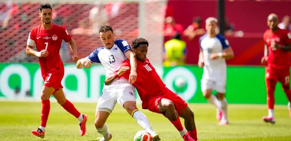 Jugador de Canadá compitiendo con jugador de Bosnia