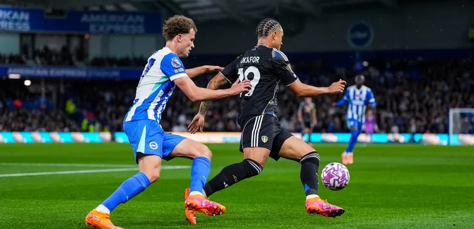 Jugador de Leeds contra jugador de Brighton