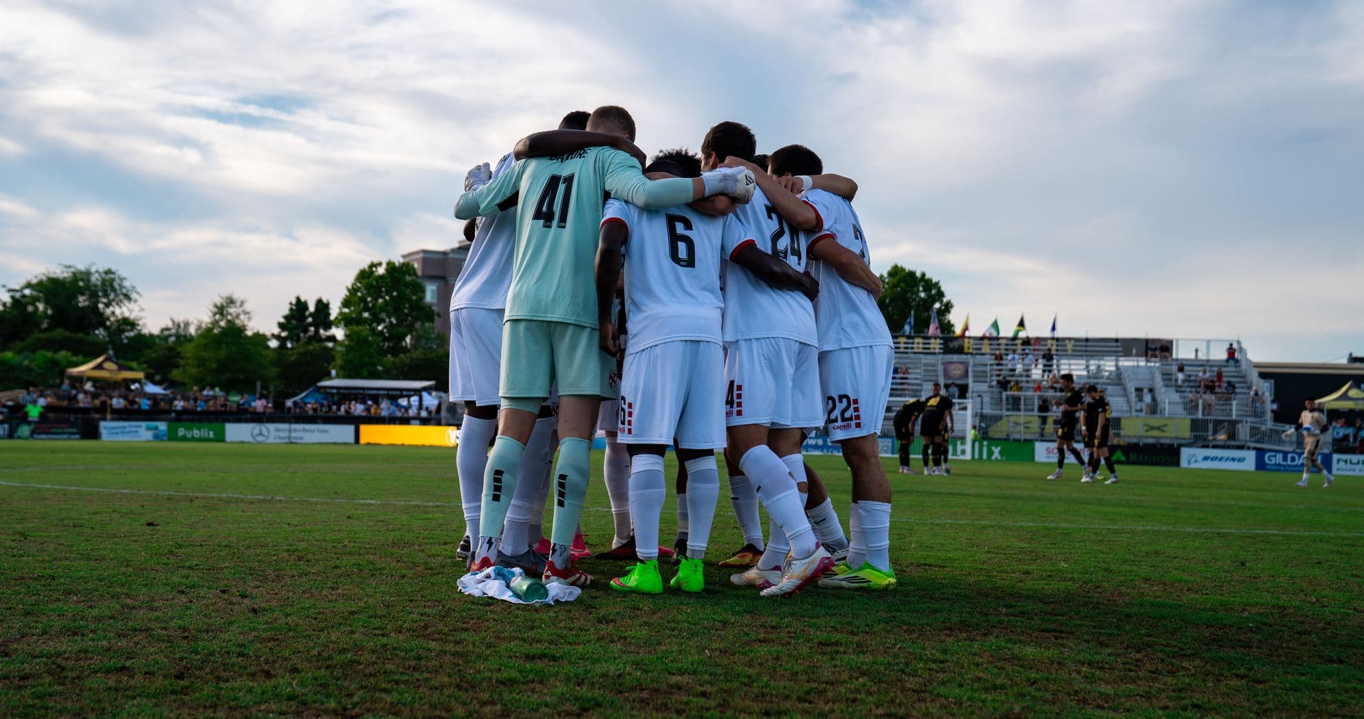 Jugadores del Charleston Battery en huddle