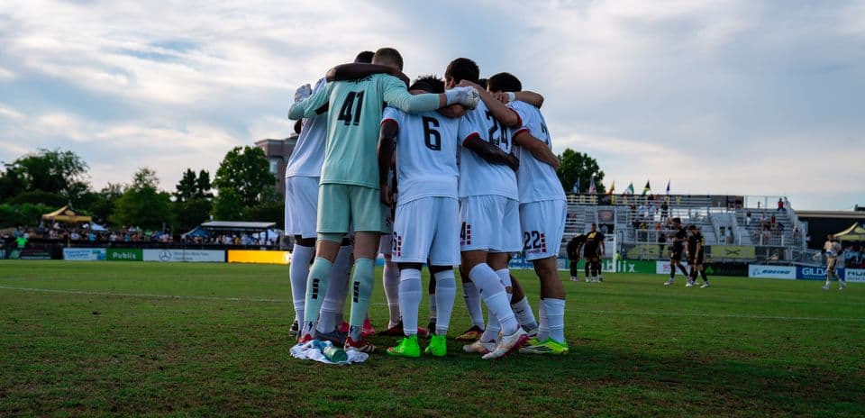 Jugadores del Charleston Battery en huddle