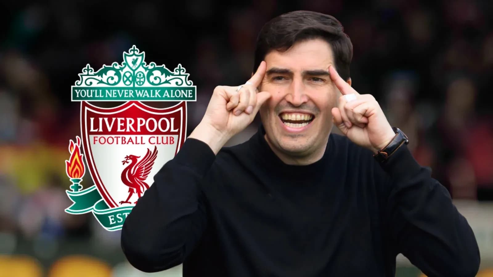 Entrenador sonriente junto al escudo de Liverpool