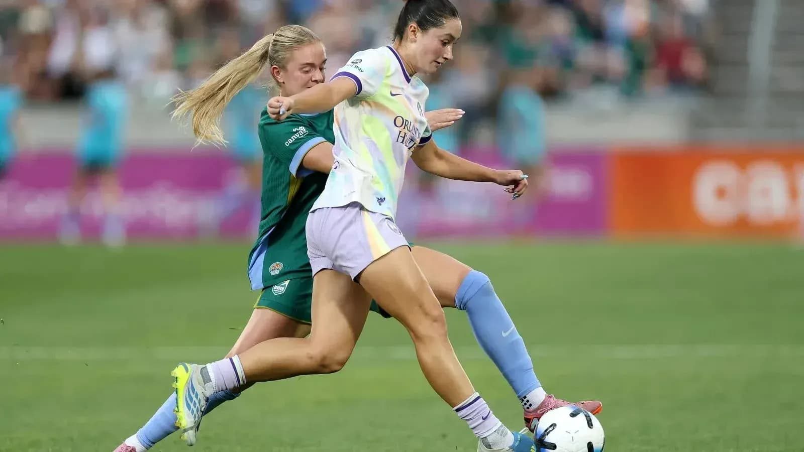 Jugadora de Orlando Pride desafiando a oponente