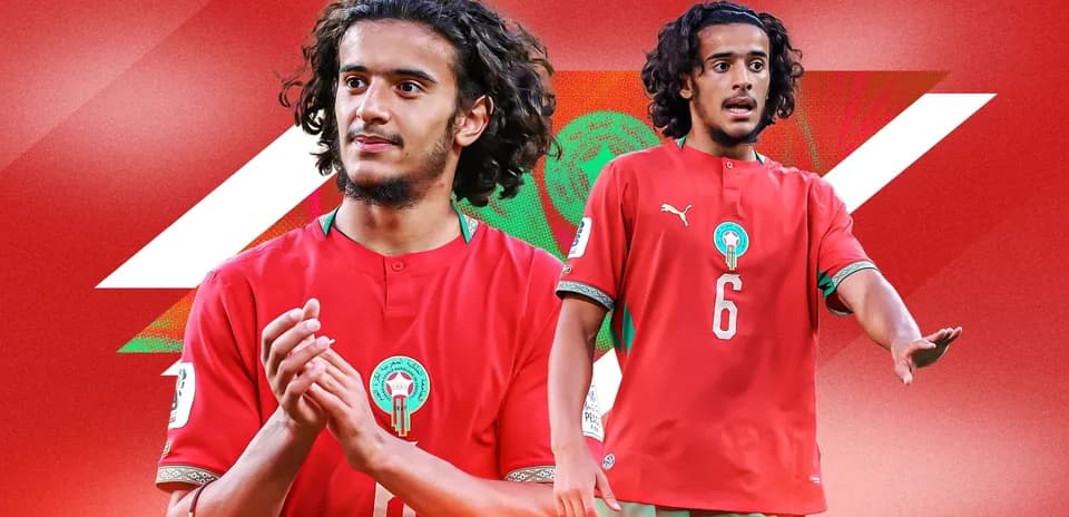 Jugador de Marruecos en uniforme rojo durante partido