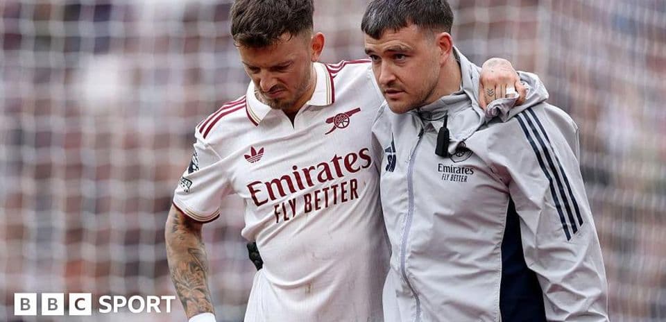 Jugador de Arsenal siendo ayudado por el personal médico