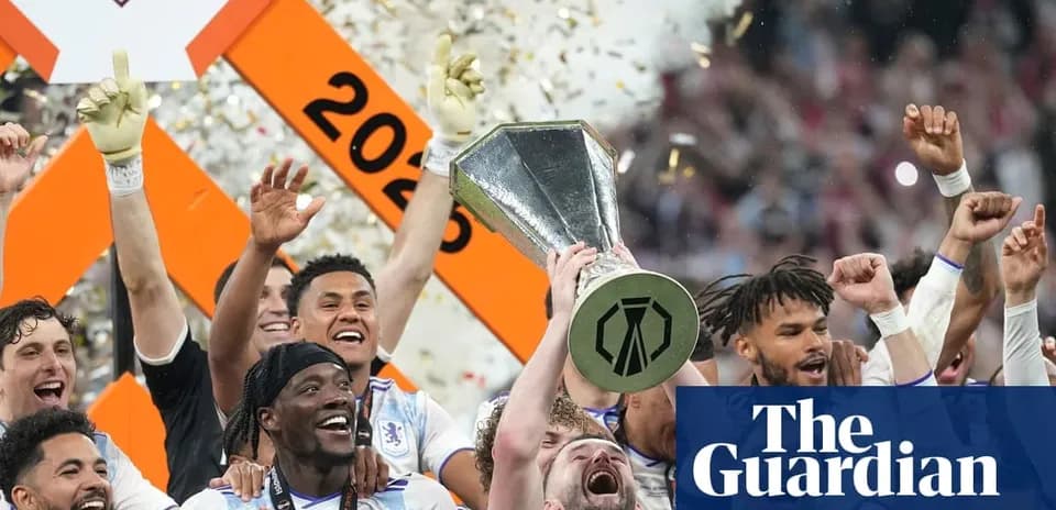 Jugadores levantando el trofeo tras la victoria