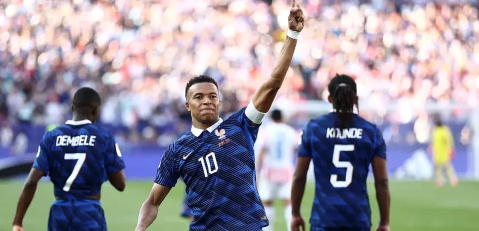 Jugador de Francia celebra con compañeros en el partido