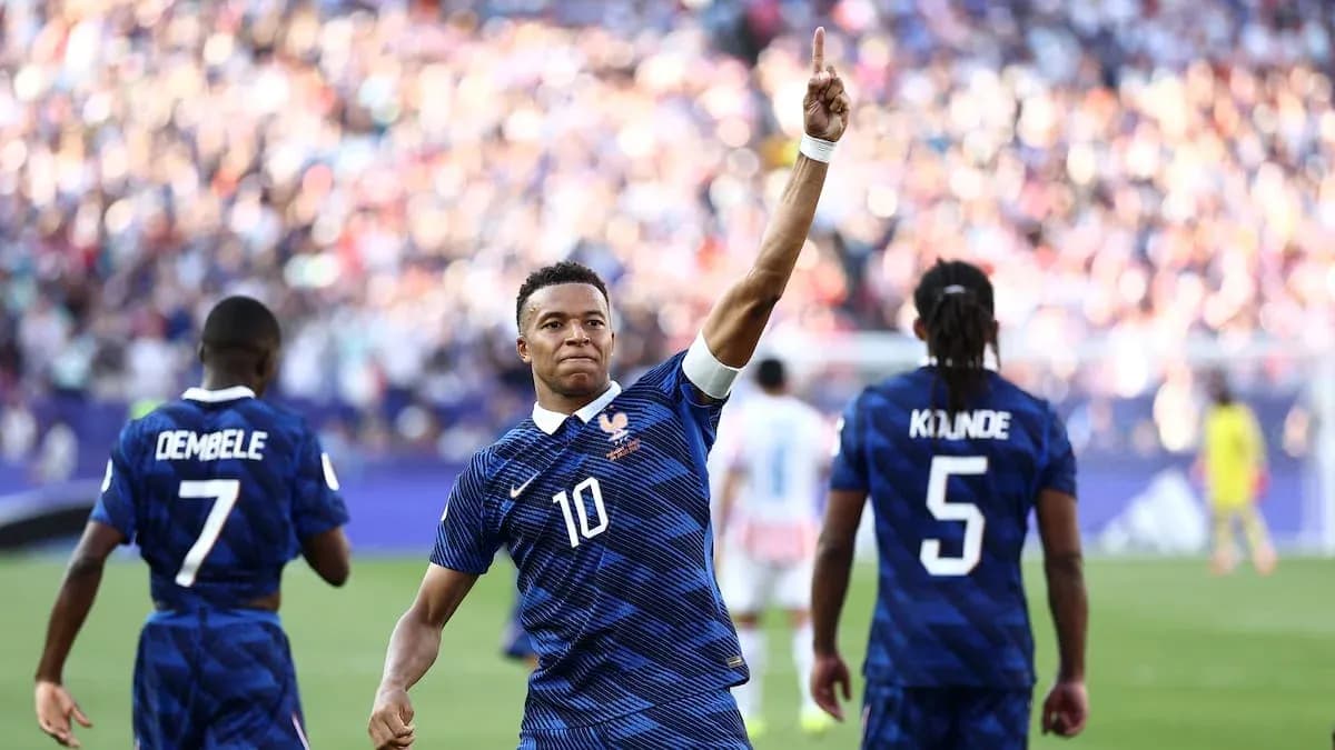 Jugador de Francia celebra con compañeros en el partido