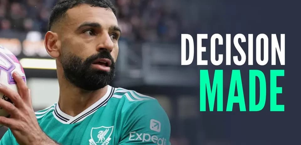 Jugador de Liverpool sosteniendo el balón en el campo