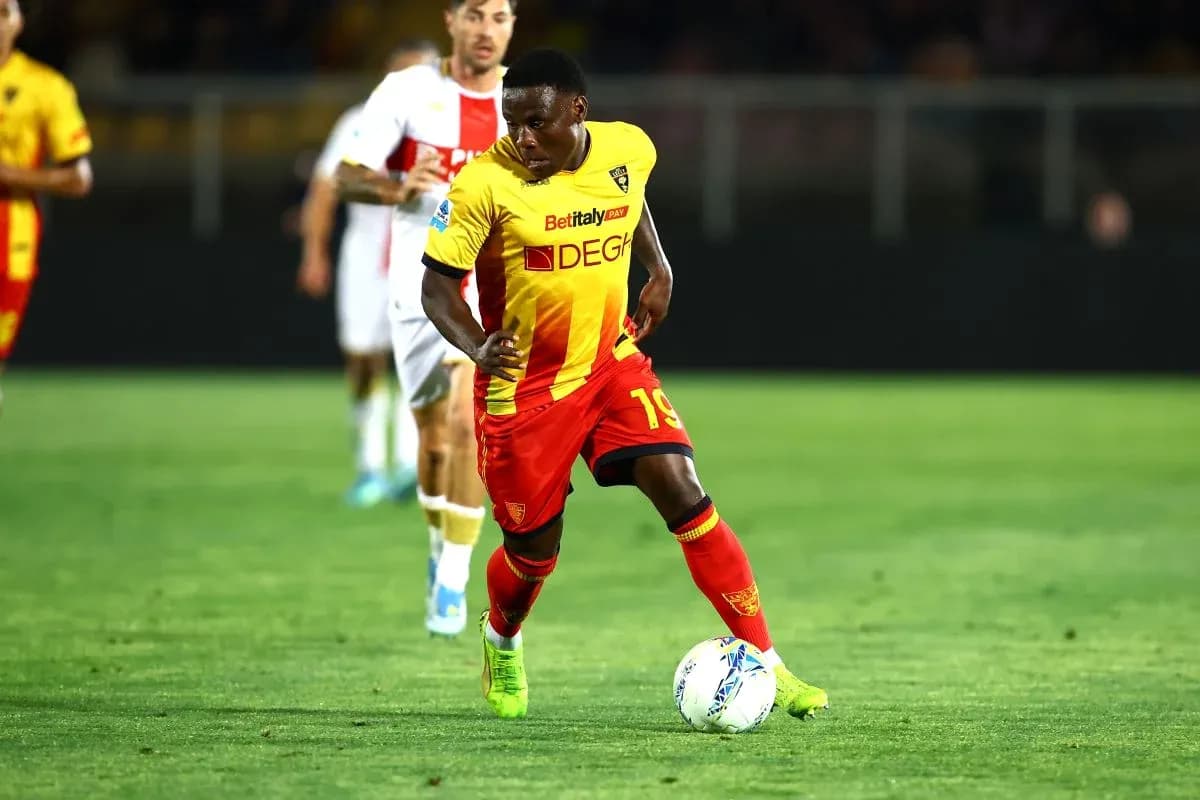 Jugador de Lecce avanzando con el balón