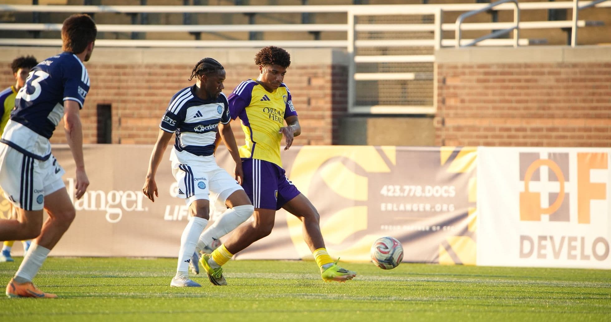 Jugadores de Orlando City II en acción