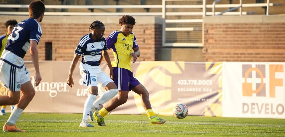 Jugadores de Orlando City II en acción
