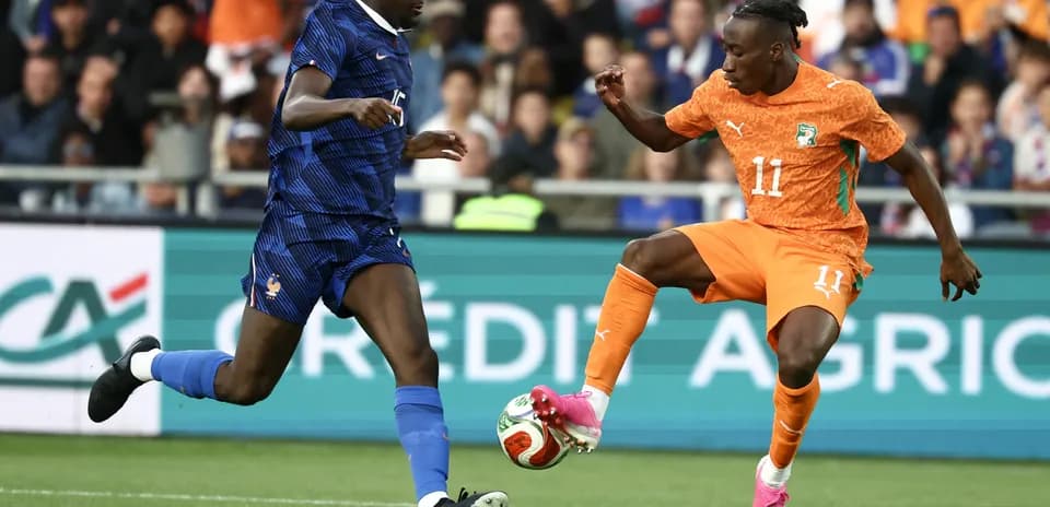 Jugadores de Francia y Costa de Marfil en acción