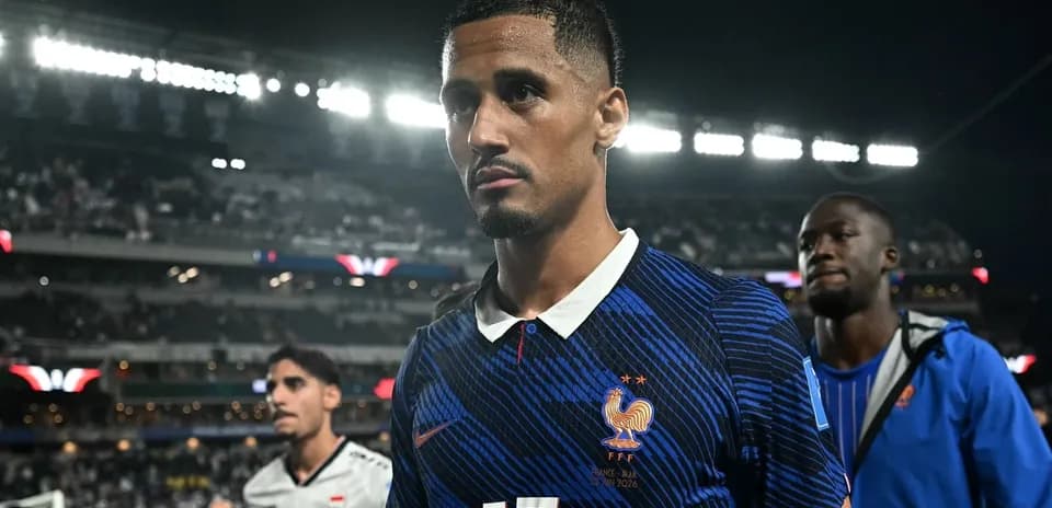 Jugador de Francia saliendo del campo tras partido