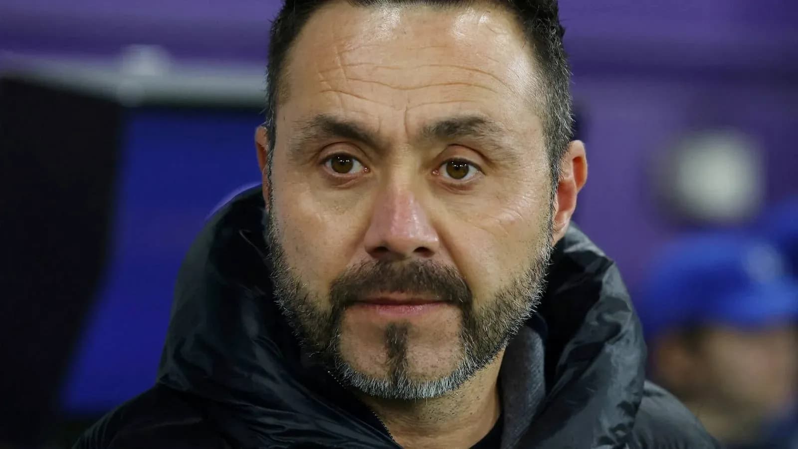 Entrenador observando el partido desde la banca
