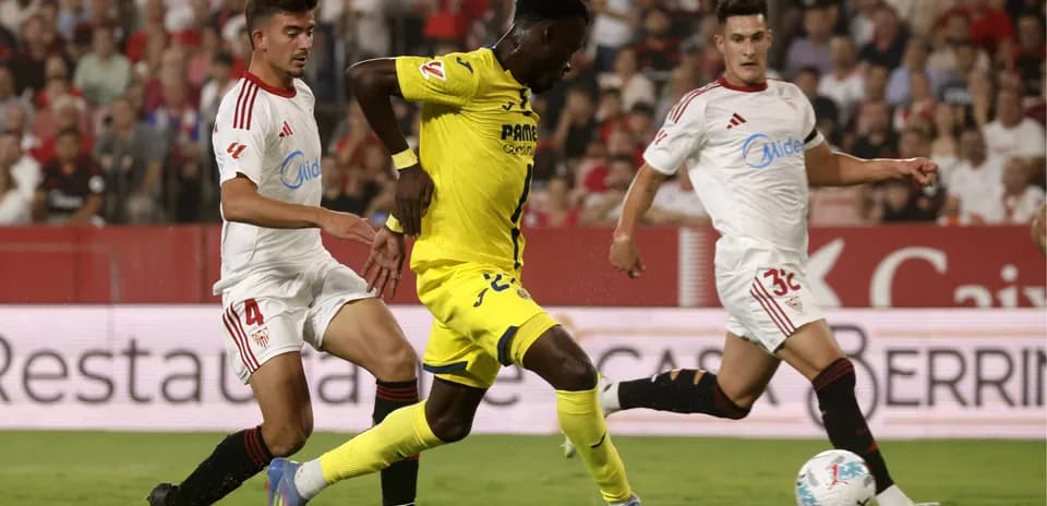 Jugadores de Villarreal y Sevilla compitiendo por el balón