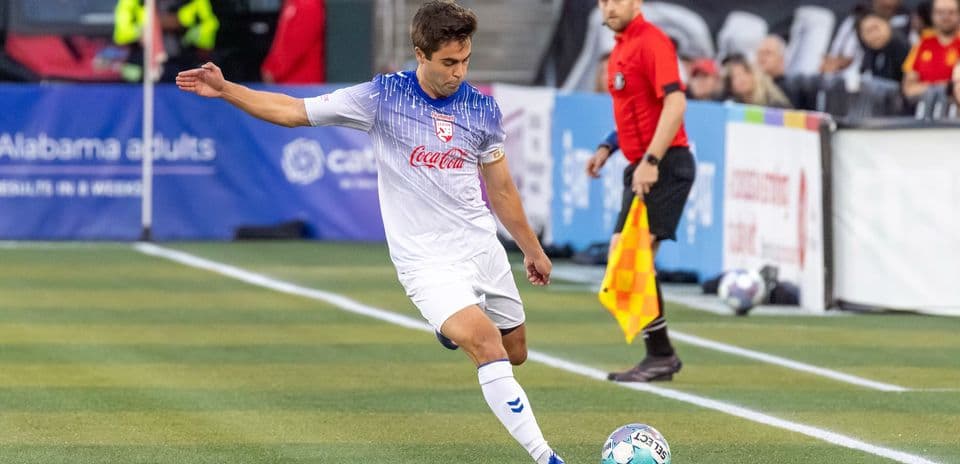 Jugador preparando un tiro en el partido