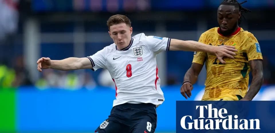 Jugador de Inglaterra disputando el balón con rival