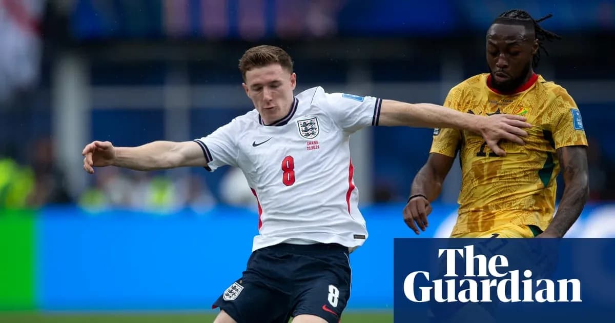 Jugador de Inglaterra disputando el balón con rival