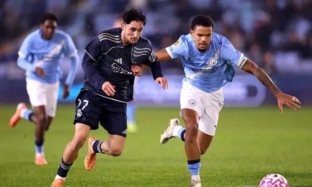 Jugador de Real Madrid persiguiendo balón ante Manchester City