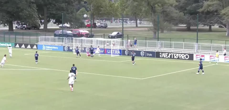Jugadores de Austin II atacando en el partido