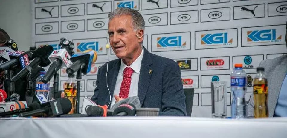 Entrenador hablando en conferencia de prensa