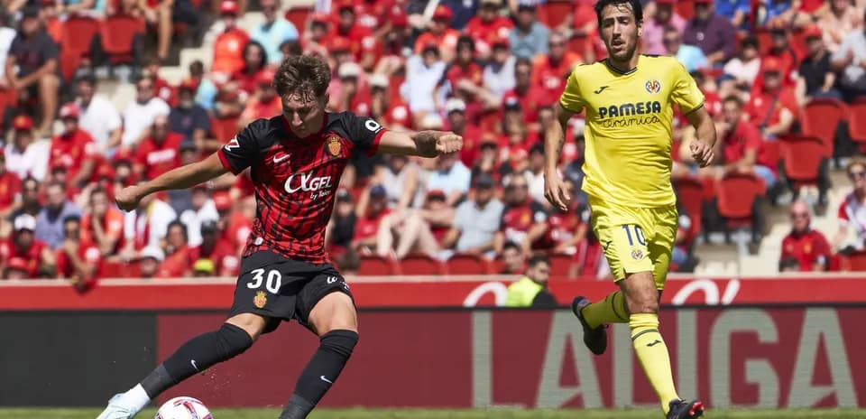 Jugador de Mallorca disparando en partido