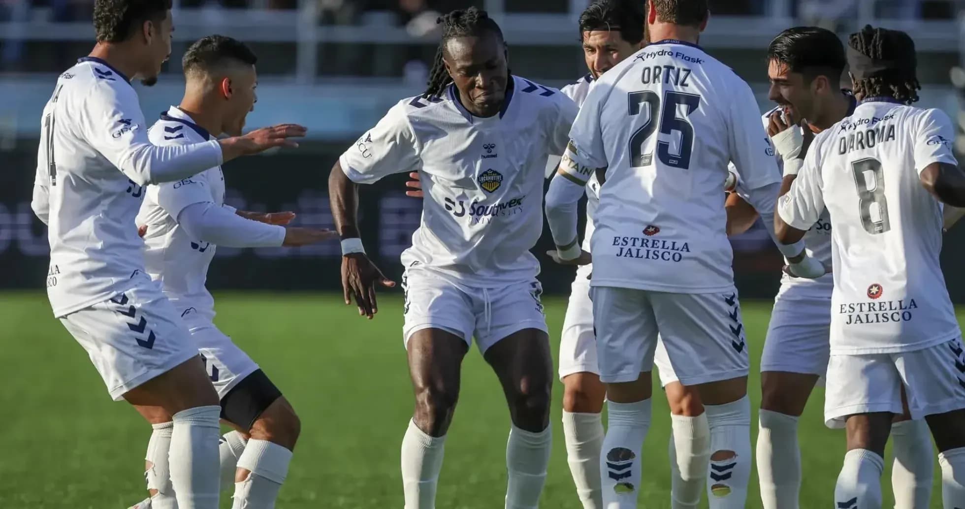 Jugadores de Monterey Bay celebrando un gol